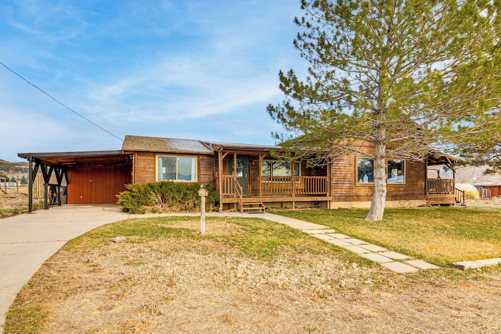 Mtn-view Cabin w/ Horse Pasture in Koosharem