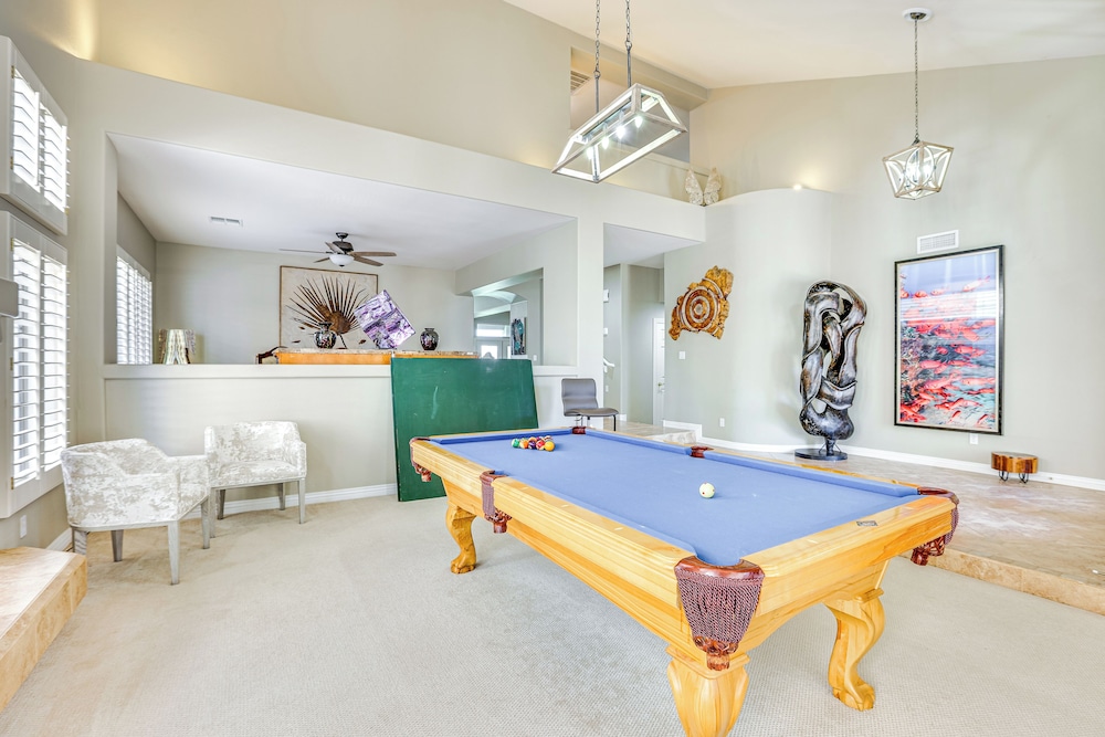 Luxe Mtn-view Mansion w/ Hot Tub in Phoenix!