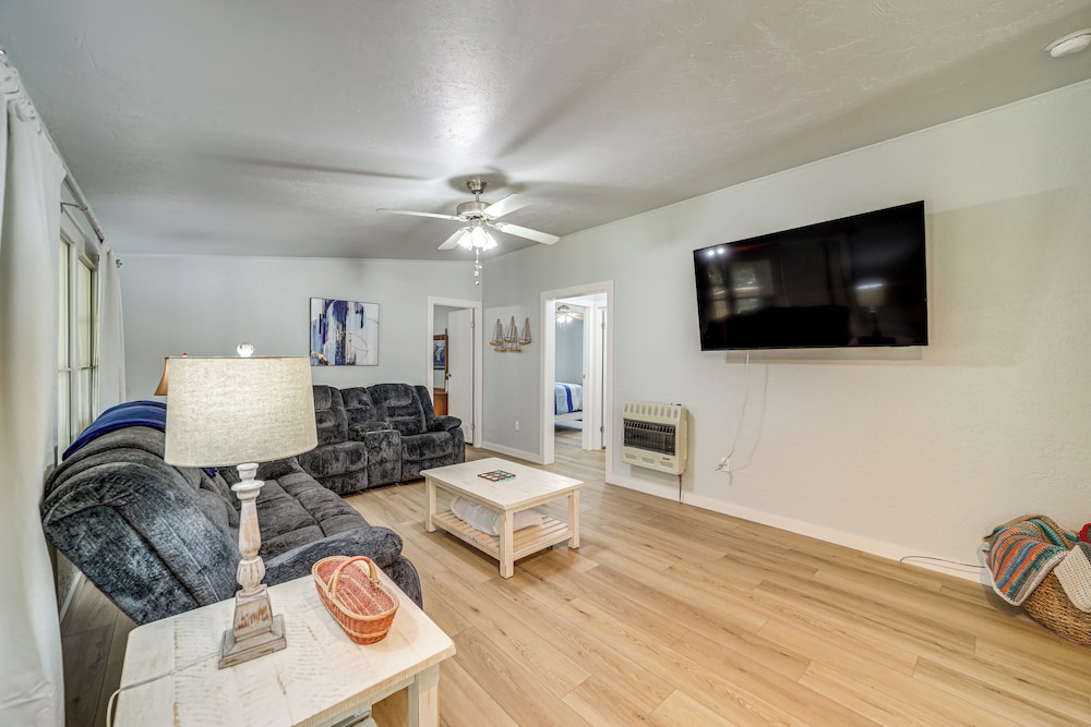 Walk to Beach: Eufaula Home w/ Outdoor Seating!