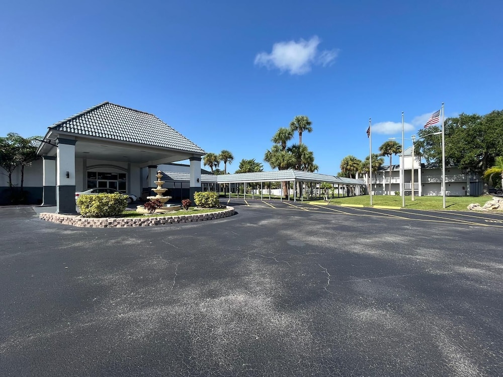 Hotel Heritage Park Inn - Image 1