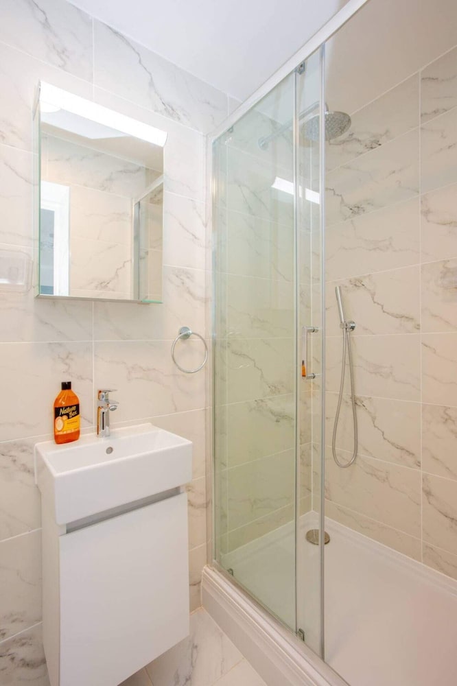 Bright 1 Bedroom Apartment in West London