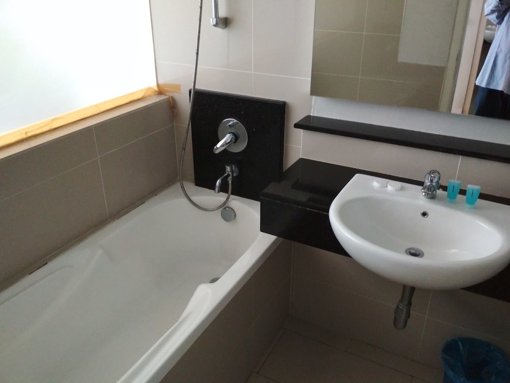 Queens Service Suite at Swiss Garden Residences