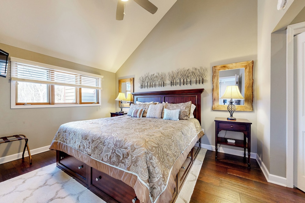 2BR Peaceful Home w/ Pool, Golf, Marina, W & D