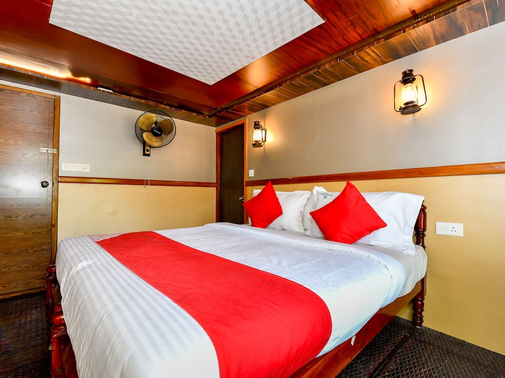 OYO 24920 Indraprastha Royal Castle Sharing Houseboat view 5