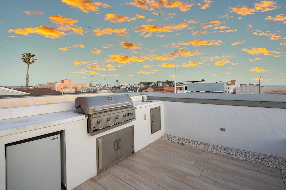 200 East Balboa Oceanview Rooftop Steps to Sand, Pier, Boardwalk & Dining
