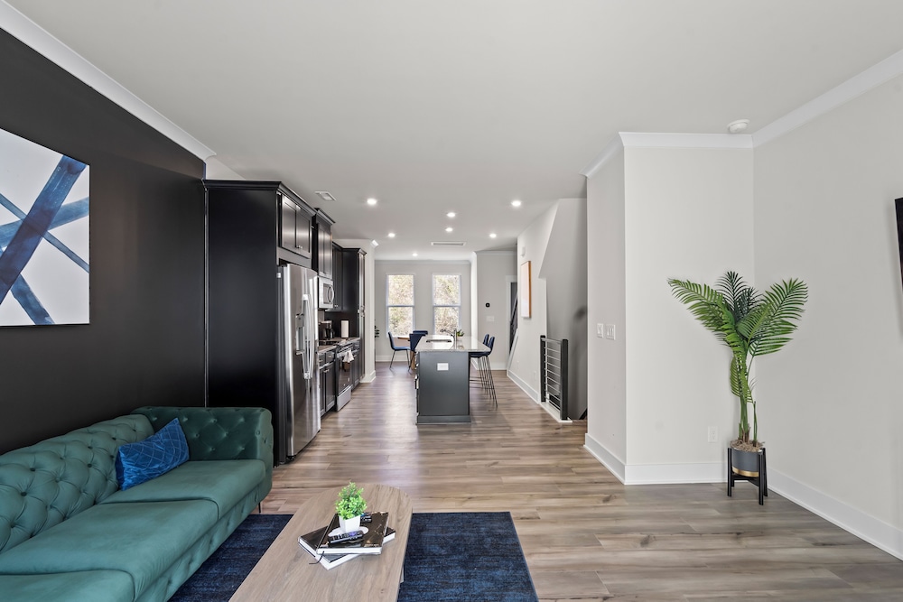 Luxe King 4BR Townhouse in Uptown CLT