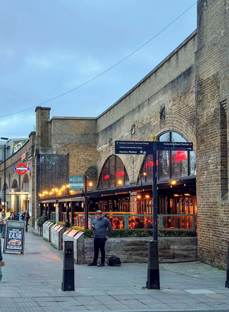 Characterful Double Bedroom in a Converted Warehouse Shoreditch