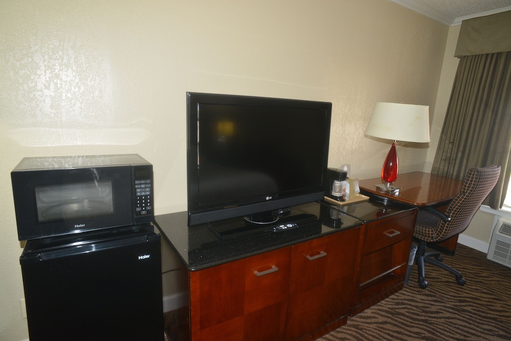 Hometown Inn & Suites