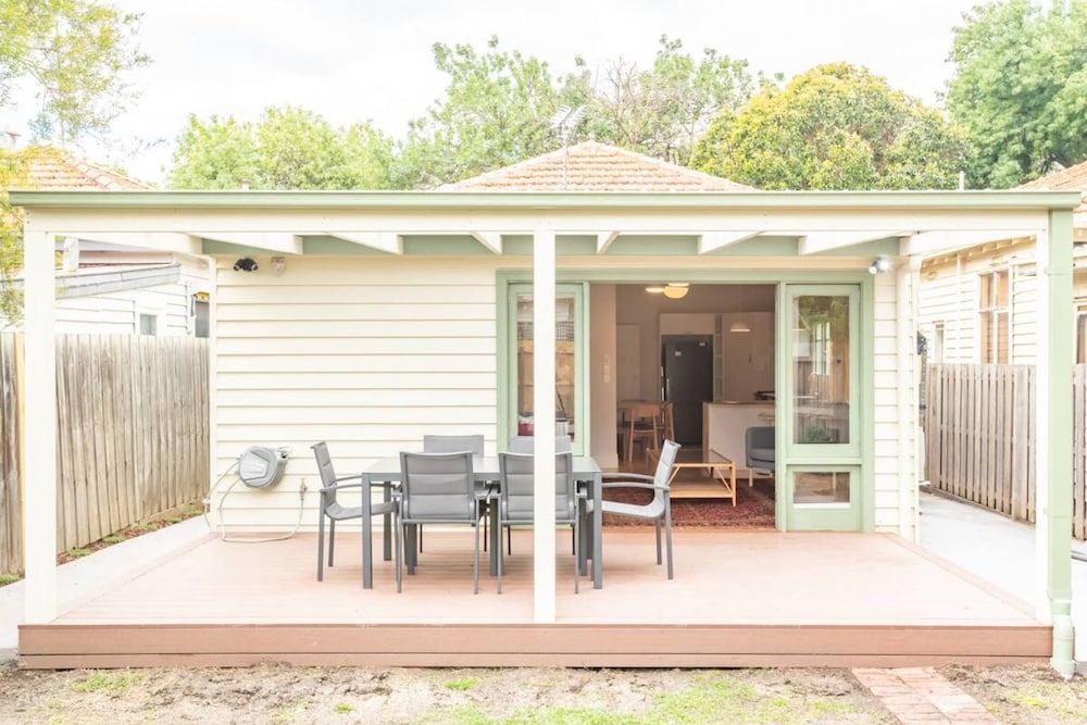 Elegant 2 Bedroom Family House With Backyard in Richmond