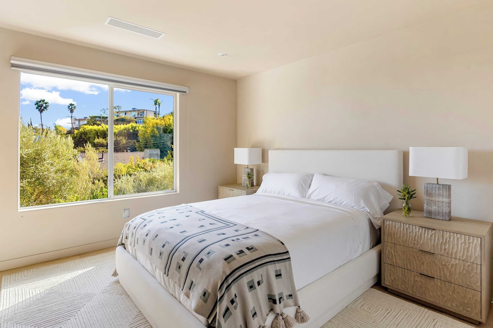 Luxury Hollywood Hills Home With Pool, Outdoor Dining & Iconic Views Skyline Chalet