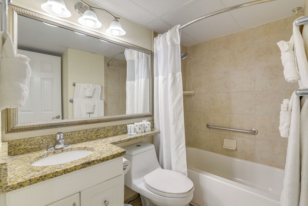 Steps to Beach: Galveston Condo w/ Balcony!