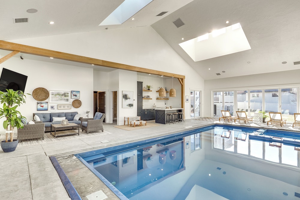 Private Pool & Hot Tub: Luxe Unit Near UTA Train!