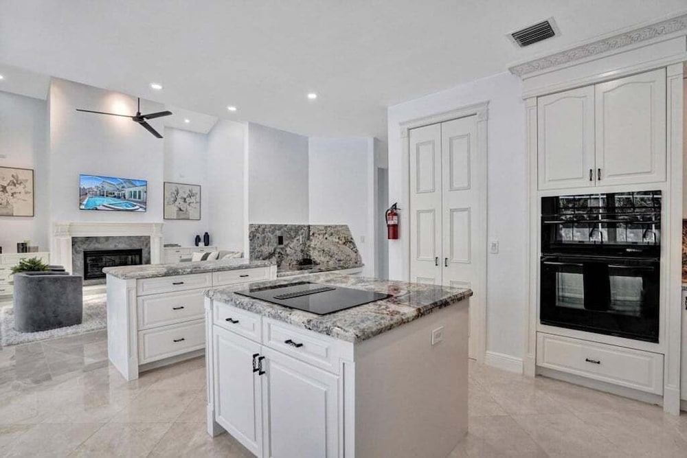 6br Elegant Hollywood Lakes Mansion W/ Pool & Spa 6 Bedroom Home