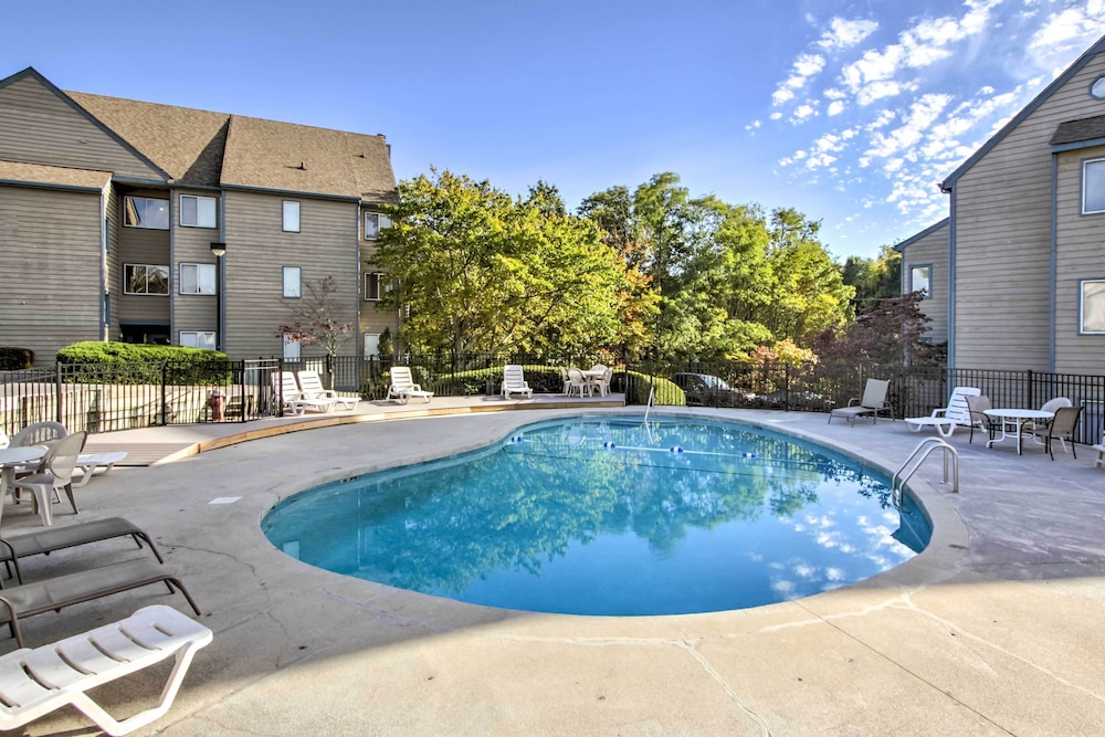 Indoor & Outdoor Pool Access! Condo 3 Mi to Gsmnp