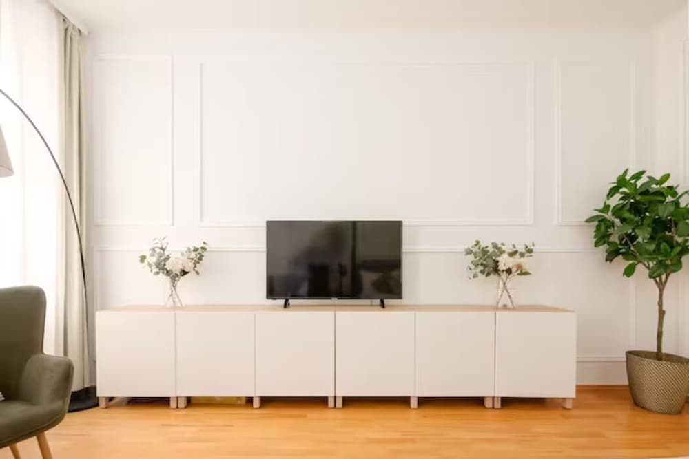 City Apartment - 5 min to Metro
