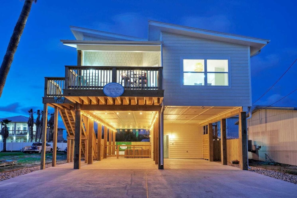 Sleeps 20 2 Modern Homes w/ Private Pool, Deck+patio 3-min Walk to the Beach