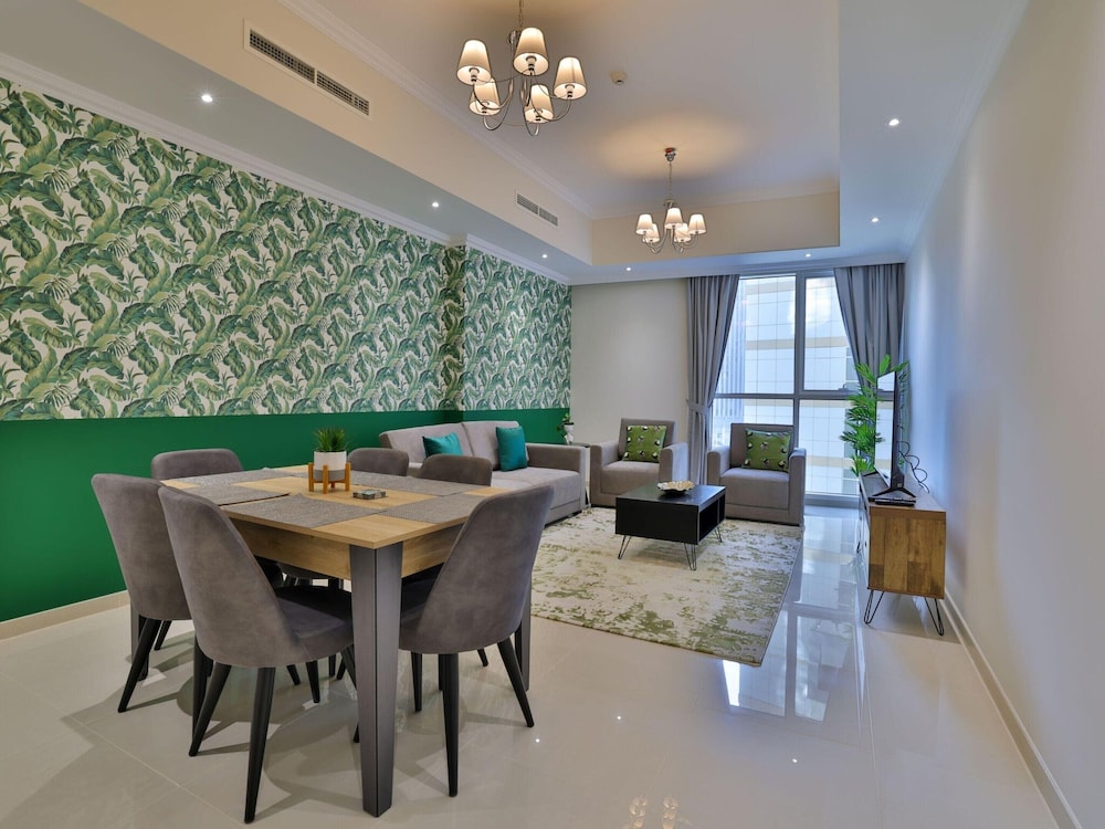 Luxe Apartments Near Dubai Mall, Burj Khalifa - Pool, Gym, & Parking
