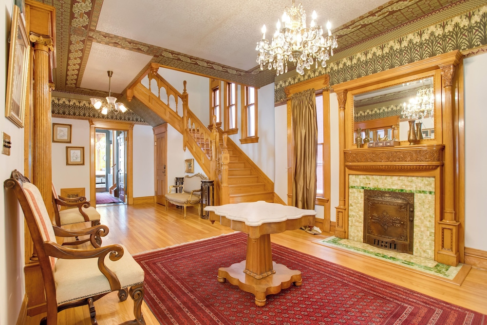 Victorian-style Cheesman Park Apt - 2 Mi to Dtwn
