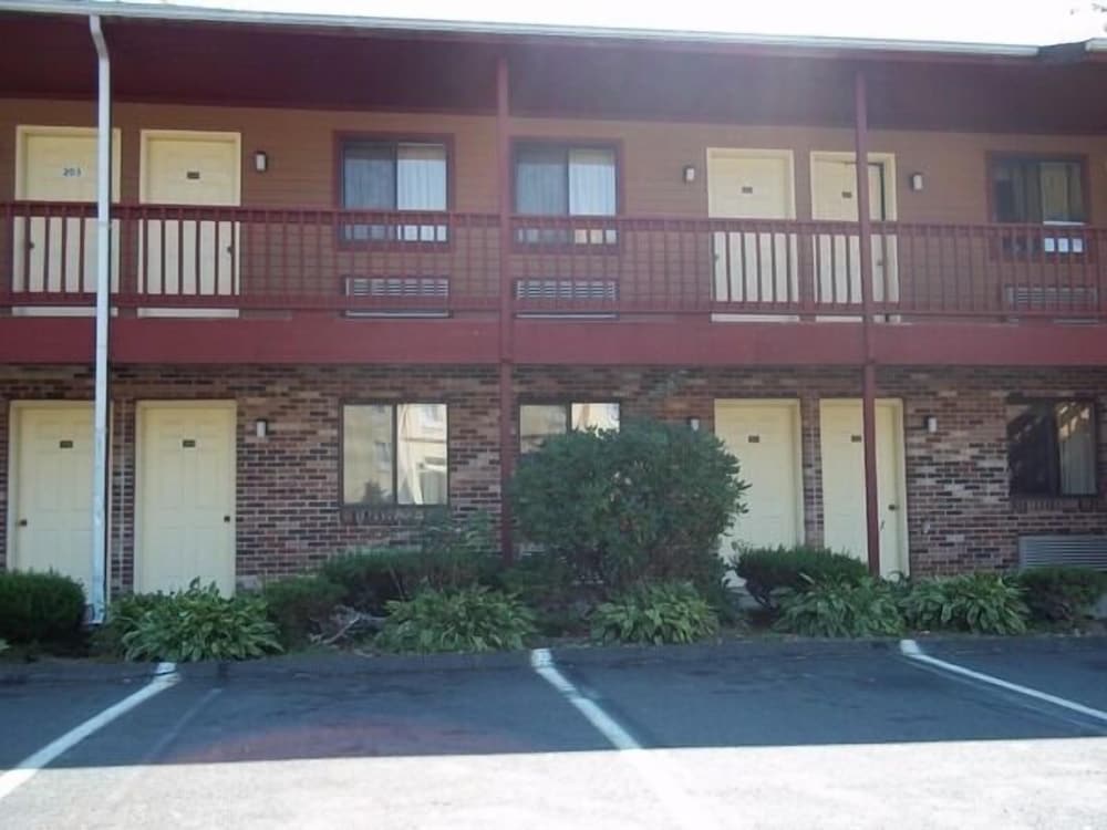 Naugatuck Motor Lodge