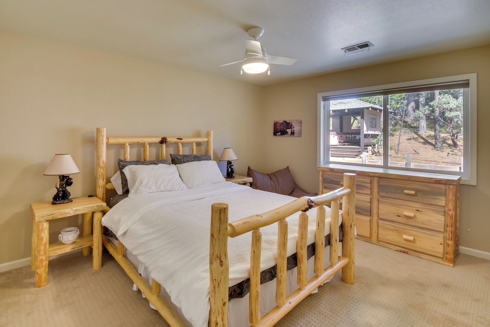 Hot Tub + Pool Table: Cabin Near Calaveras Park!