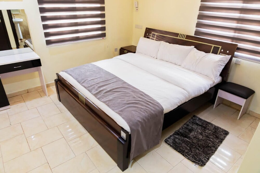Captivating 3-bed Apartment in Lagos view 4