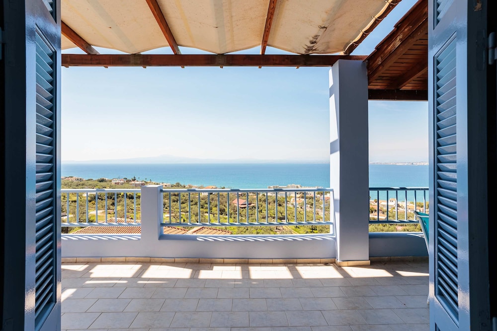 Modern Seaview Nest With Pool Panoramic Views