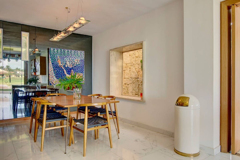 Architect s Estate w Pool Private Chef Butler