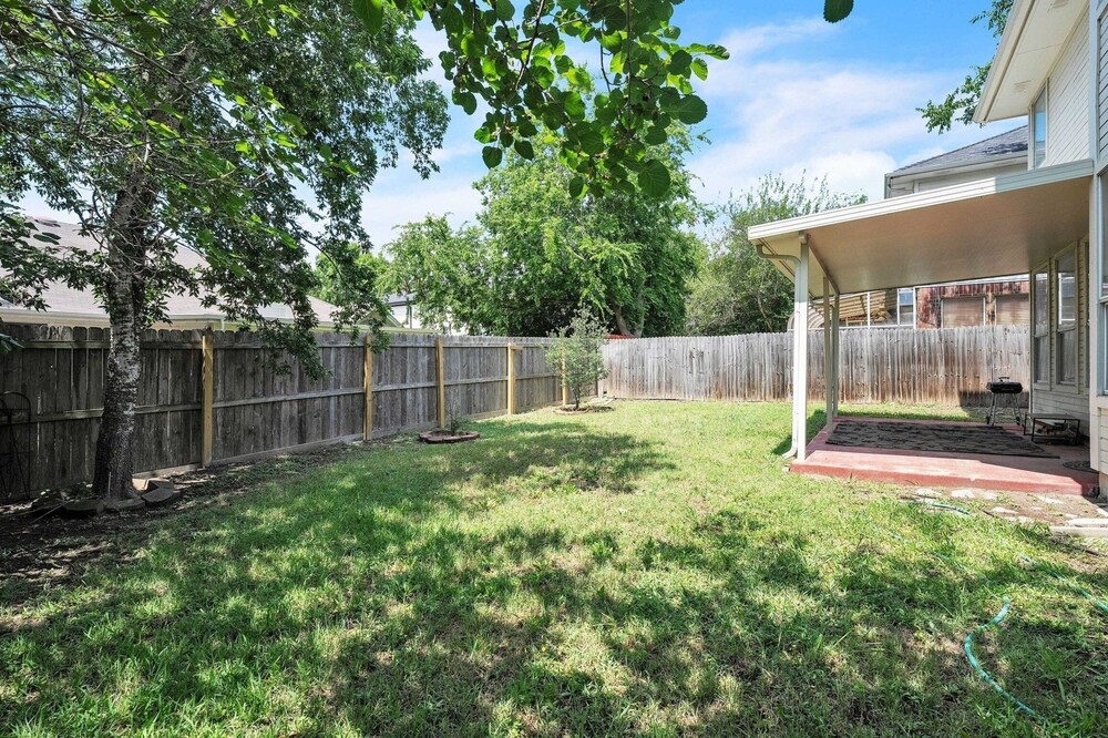 Modern 4br Gem Chic Comfort In Austin 4 Bedroom Home