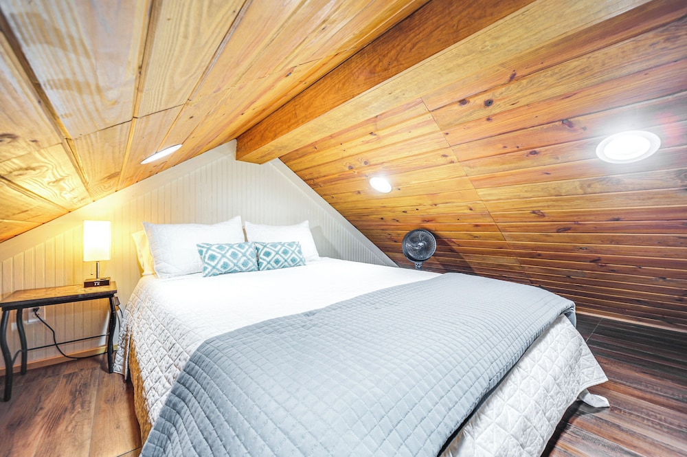 8 Mi to Dtwn Wimberley: Cabin Retreat on 5 Acres!