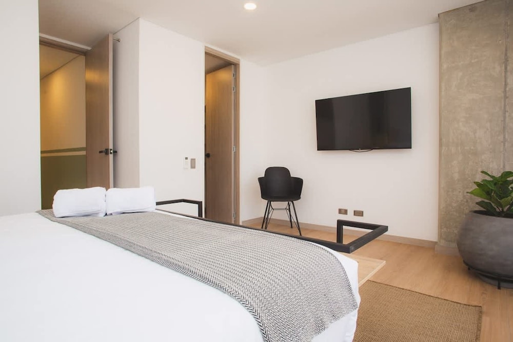 Amazing w Balcony 3 BR in Laureles Medell n