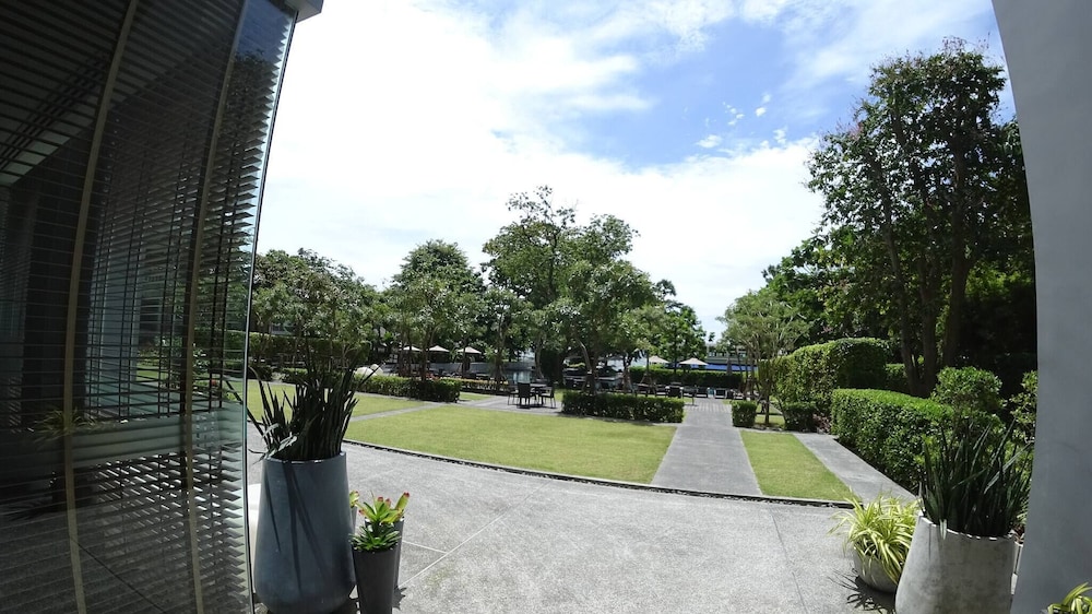 Luxury Large One Bedroom Seaview Serviced Apartment at Wongamat, Pattaya