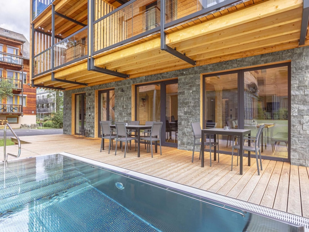 Spacious Apartment With Pool