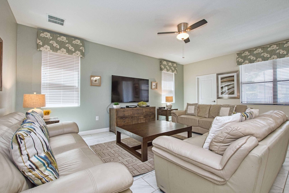Beautiful Home With Private Pool in Champions Gate