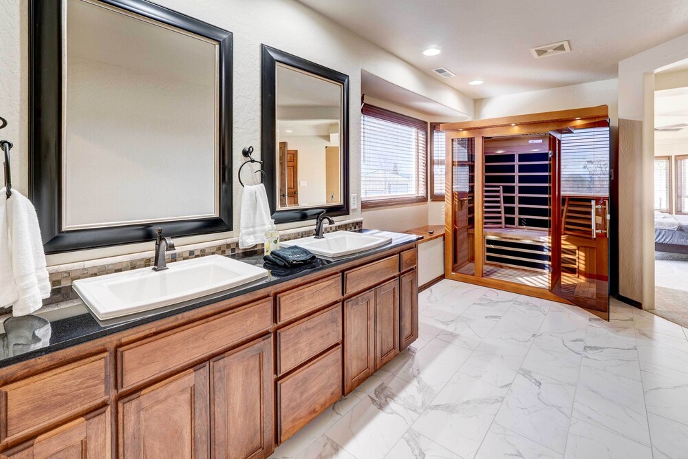Chic Medford Retreat - Outdoor Pool & Sauna! view 2