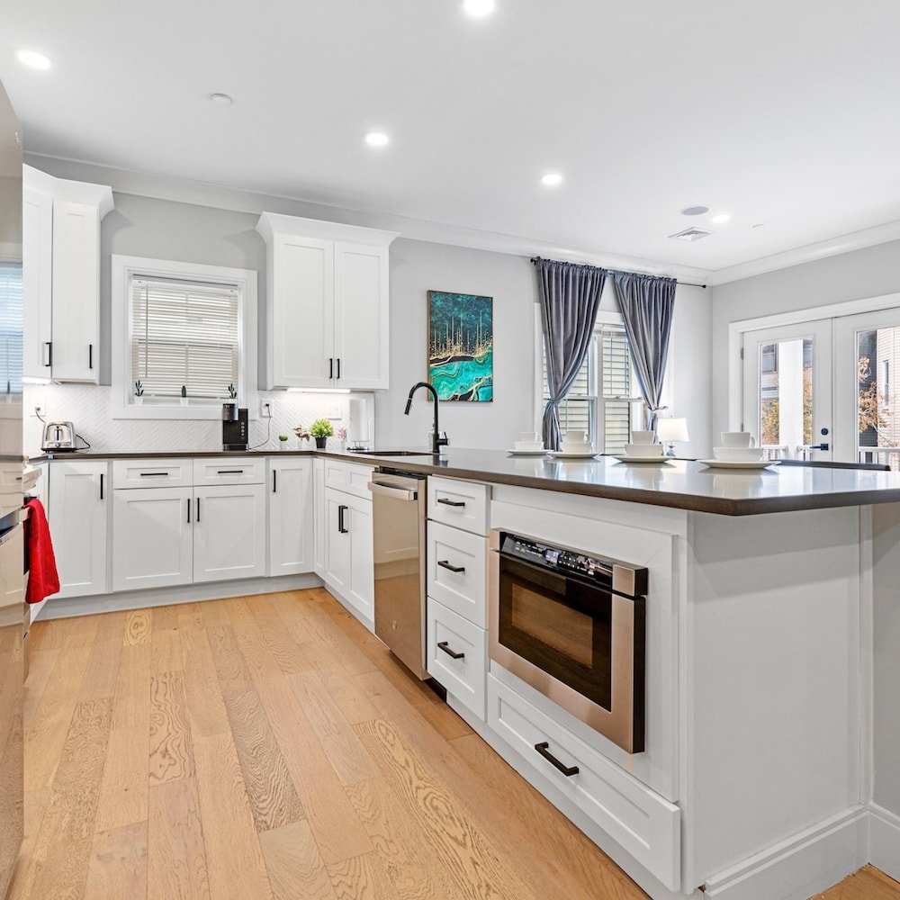 Boston Vacations - Luxury 2BD 2BA Near Logan Airport and T Station - Property Image 4