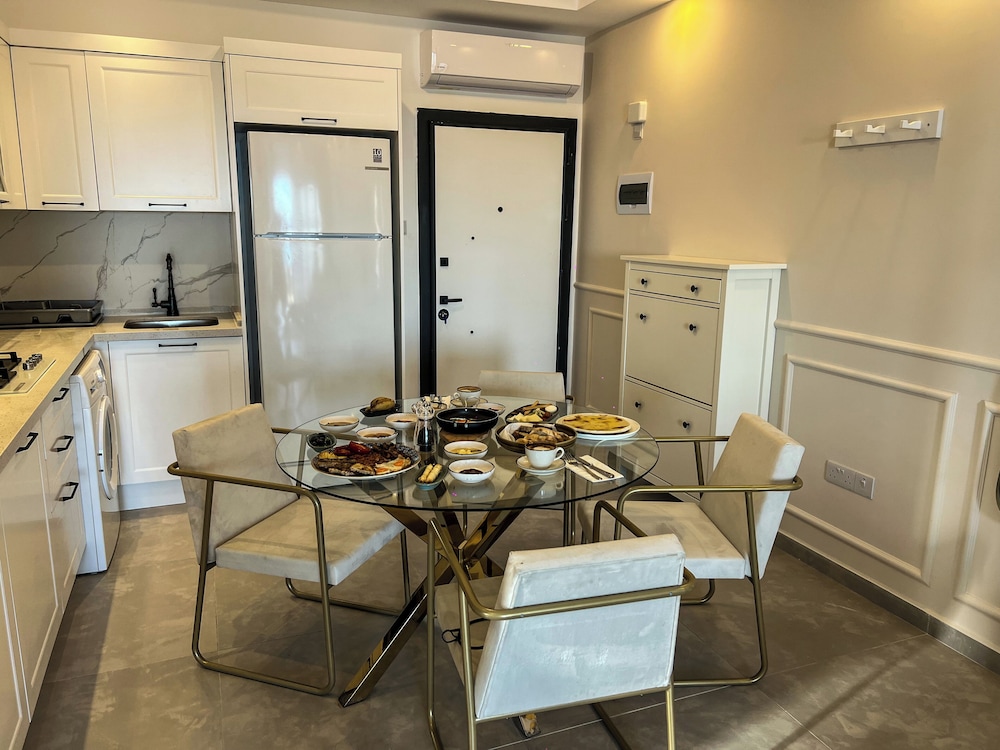 Isabella Pool Apartments