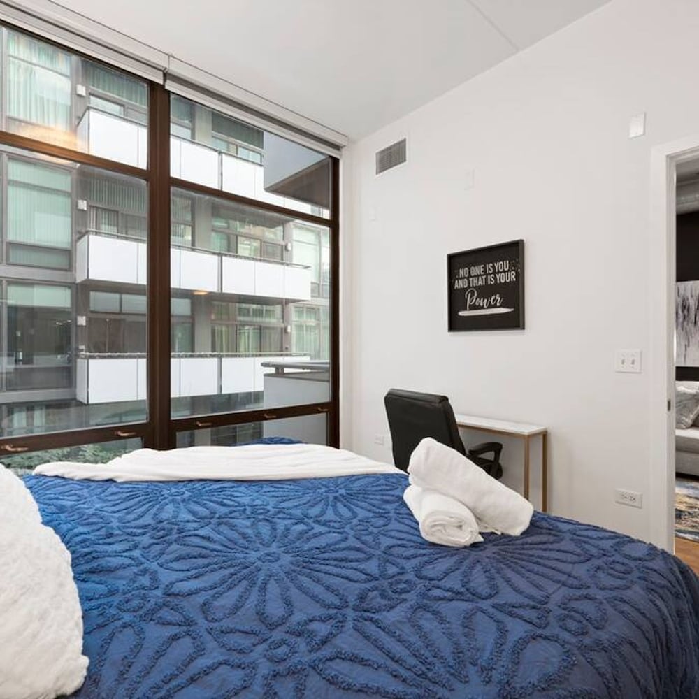 Sleek 2 Bed 2 Bath Condo in Trendy Fulton Market