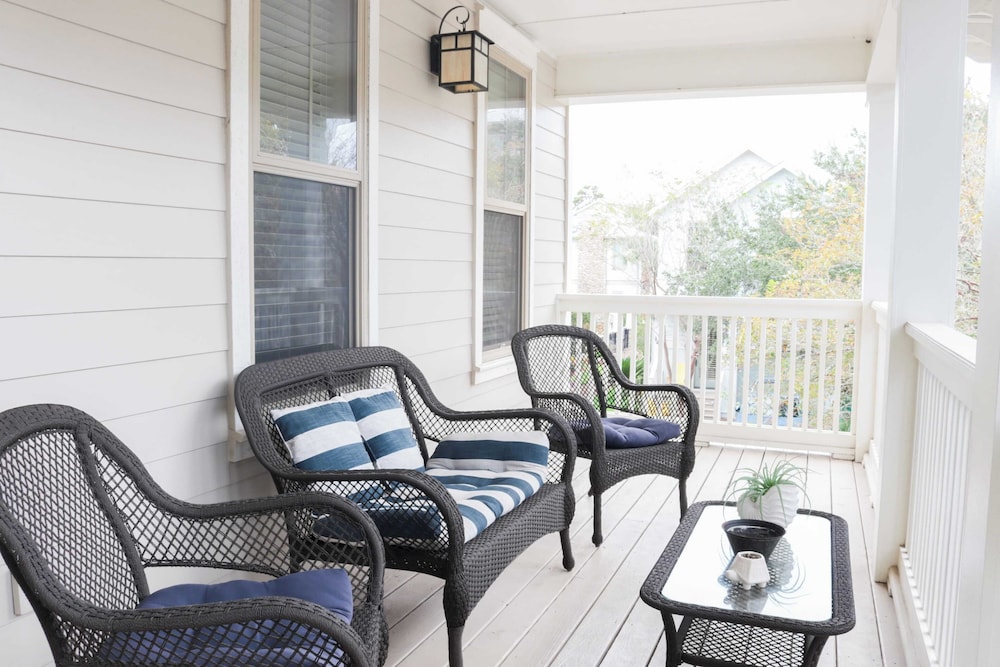 5 Mins to Beach, Shared Pool, Covered Deck, Bikes Heron Cottage by Avantstay