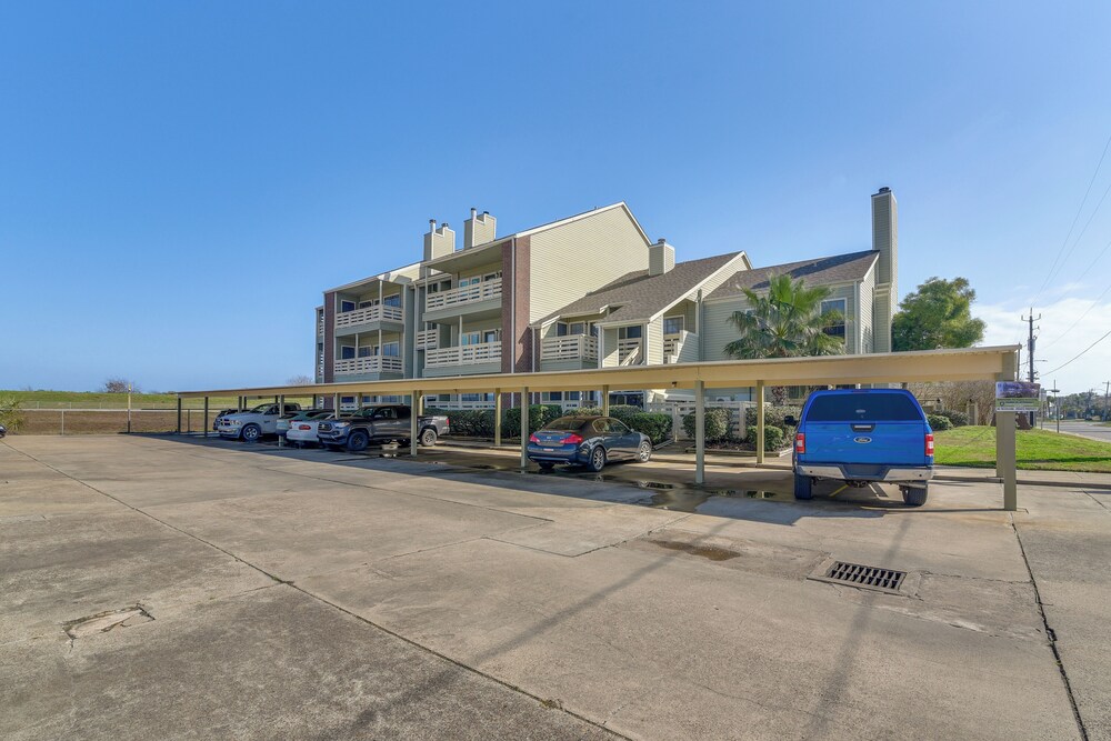 Great Location! Quiet Galveston Gem 1 Mi to Shore