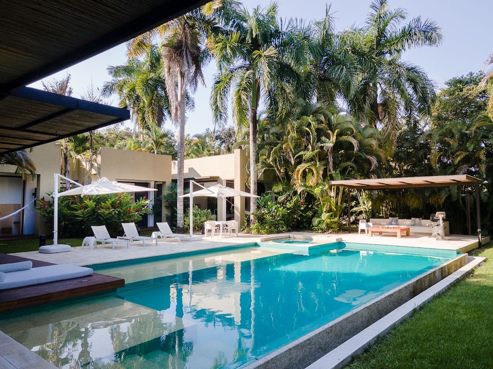 w Splendid 5BR Villa at Mesa de Yeguas