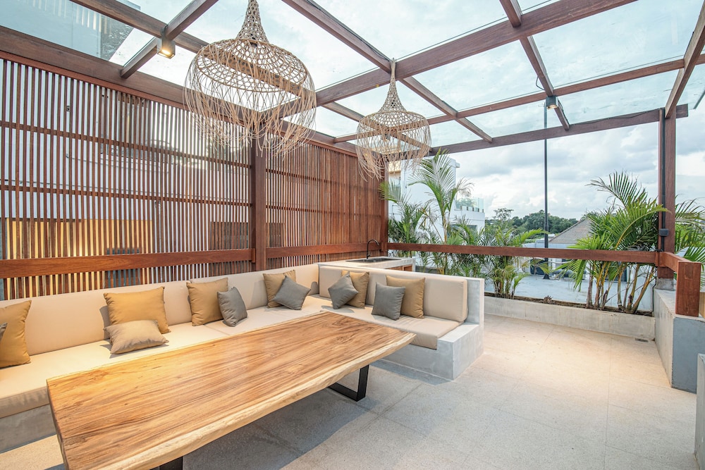 Modern 4BR Canggu Retreat Just 8mins to the Beach