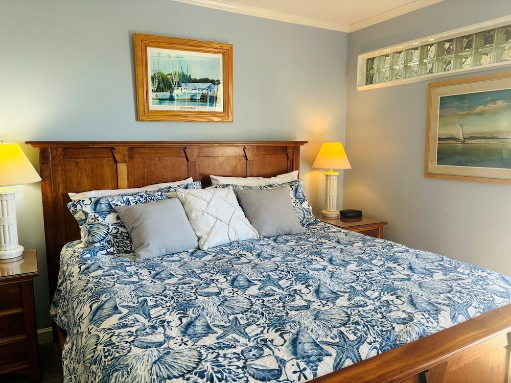 Clamelot 4 Bedroom Home by RedAwning