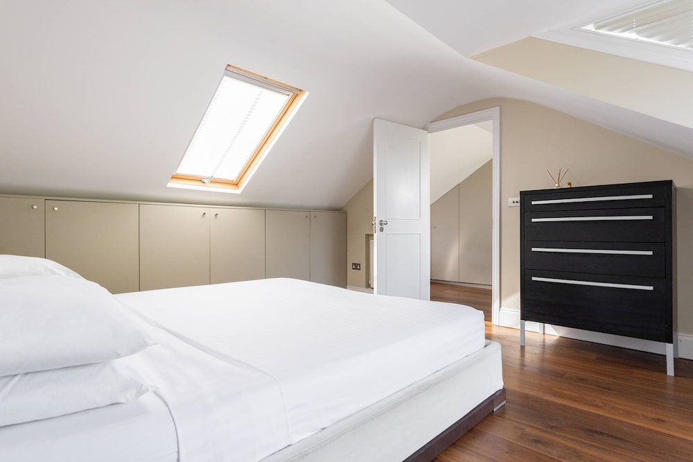 Bassett Road XII by Onefinestay