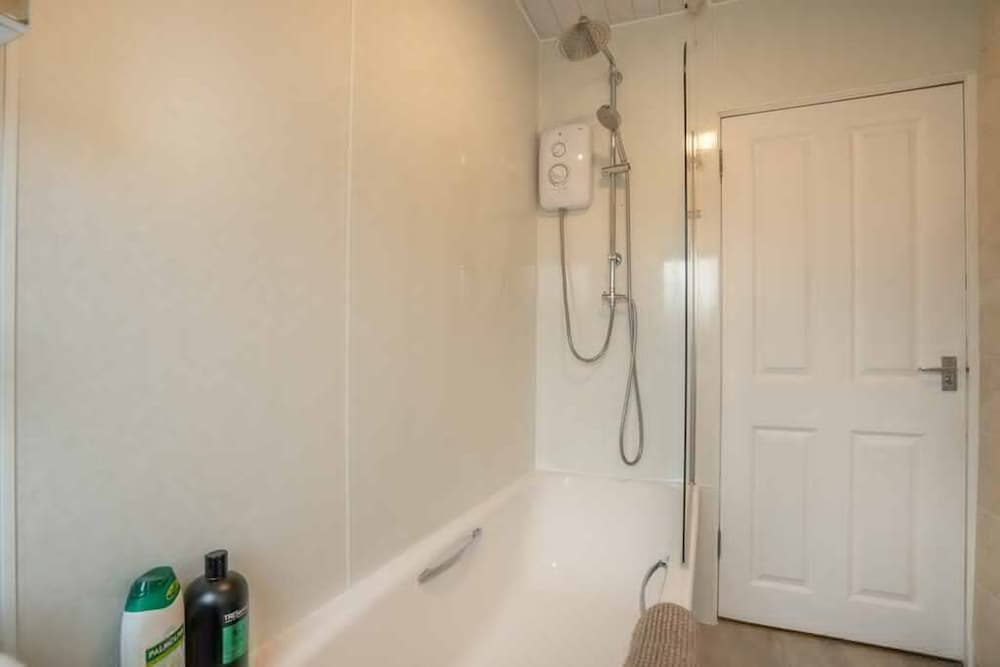 2 Bed Bungalow - Free Parking