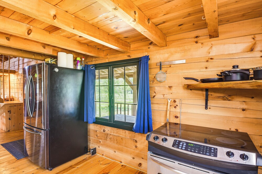 Bellevue Log Cabin w/ Gas Grill & Creek Access