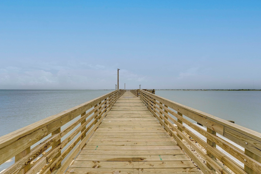Fish & Boat: Home w/ Spacious Yard in Seadrift