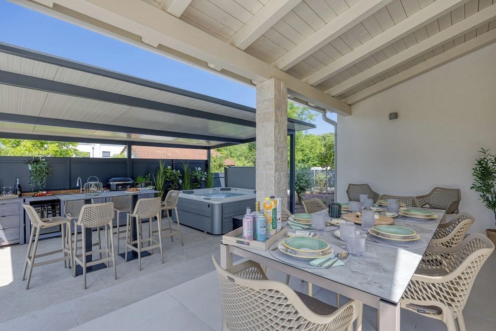 Villa Aria With Pool and Whirlpool