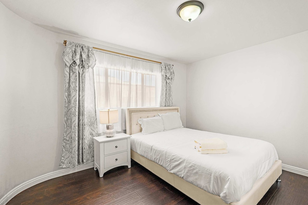 Not Affected by the Fire/spacious Retreat w/ Large Kitchen & Outdoor Patio