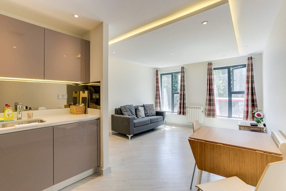 Spacious 1 Bed Near Tube in East London