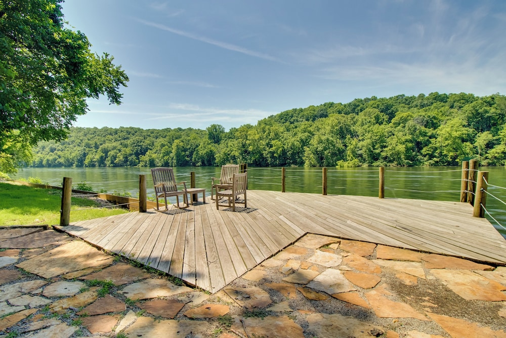 Dock Access: Romantic River Retreat in Gassville